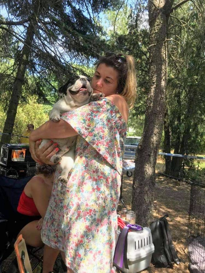 Tenyésztő_francia_bulldogjával
